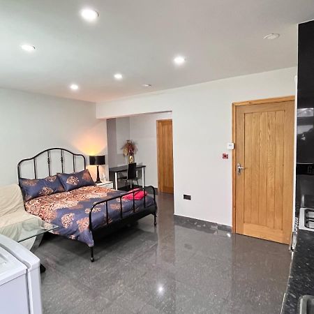 הייז Full Studio Near Heathrow Airport & London מראה חיצוני תמונה